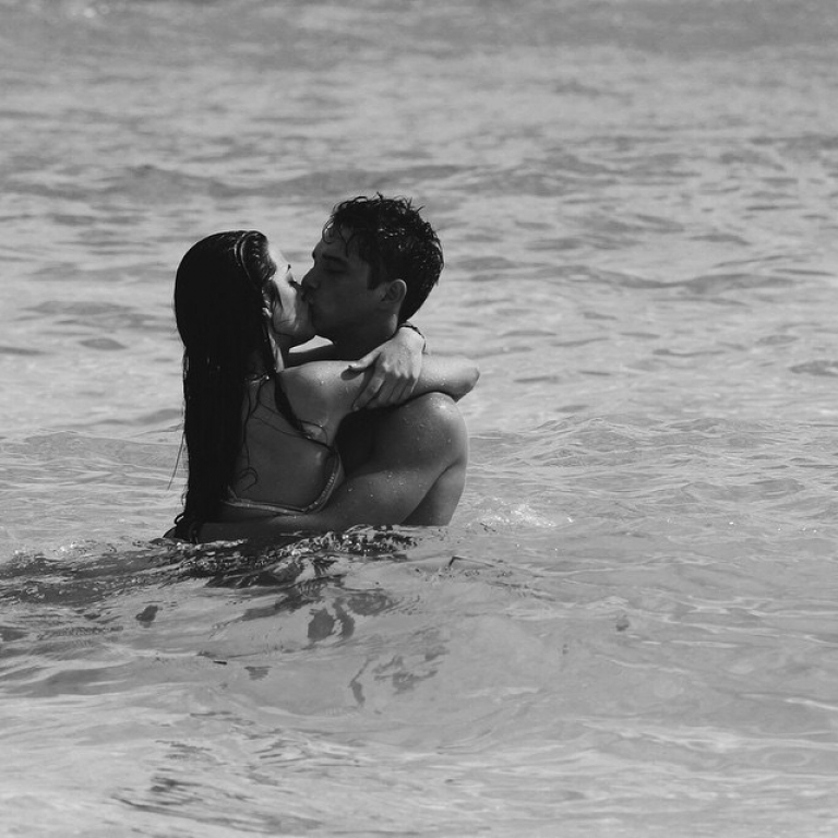 Райский уголок - брюнетка целуется и трахается с любовником на берегу океана где-то в дорогой вилле
