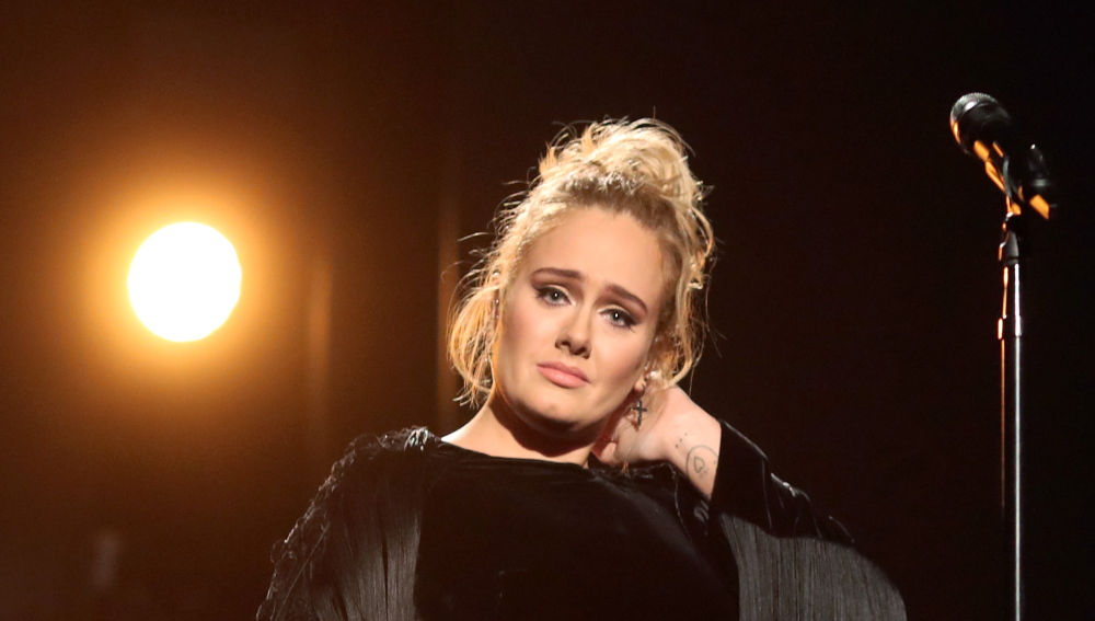 Adele retrasaría el lanzamiento de su nuevo disco para el ...