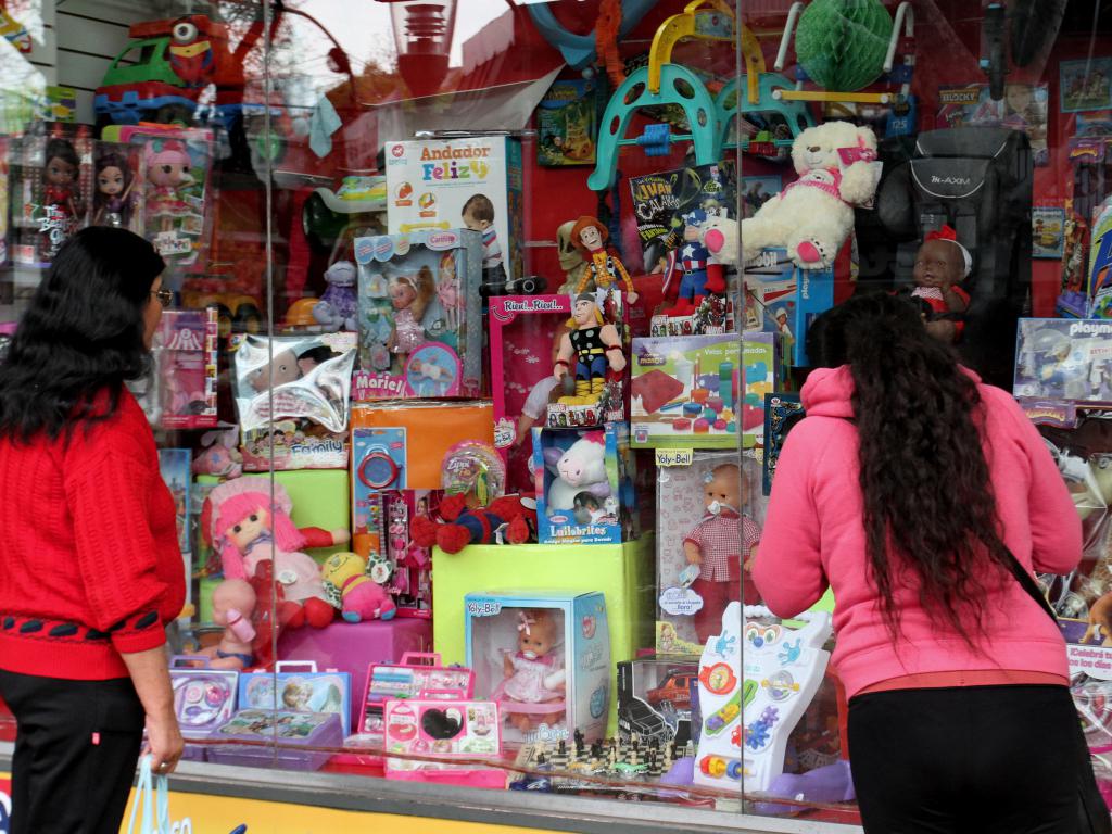 Las jugueterías mendocinas abrirán de corrido para competir con Chile -  Diario El Sol. Mendoza, Argentina.