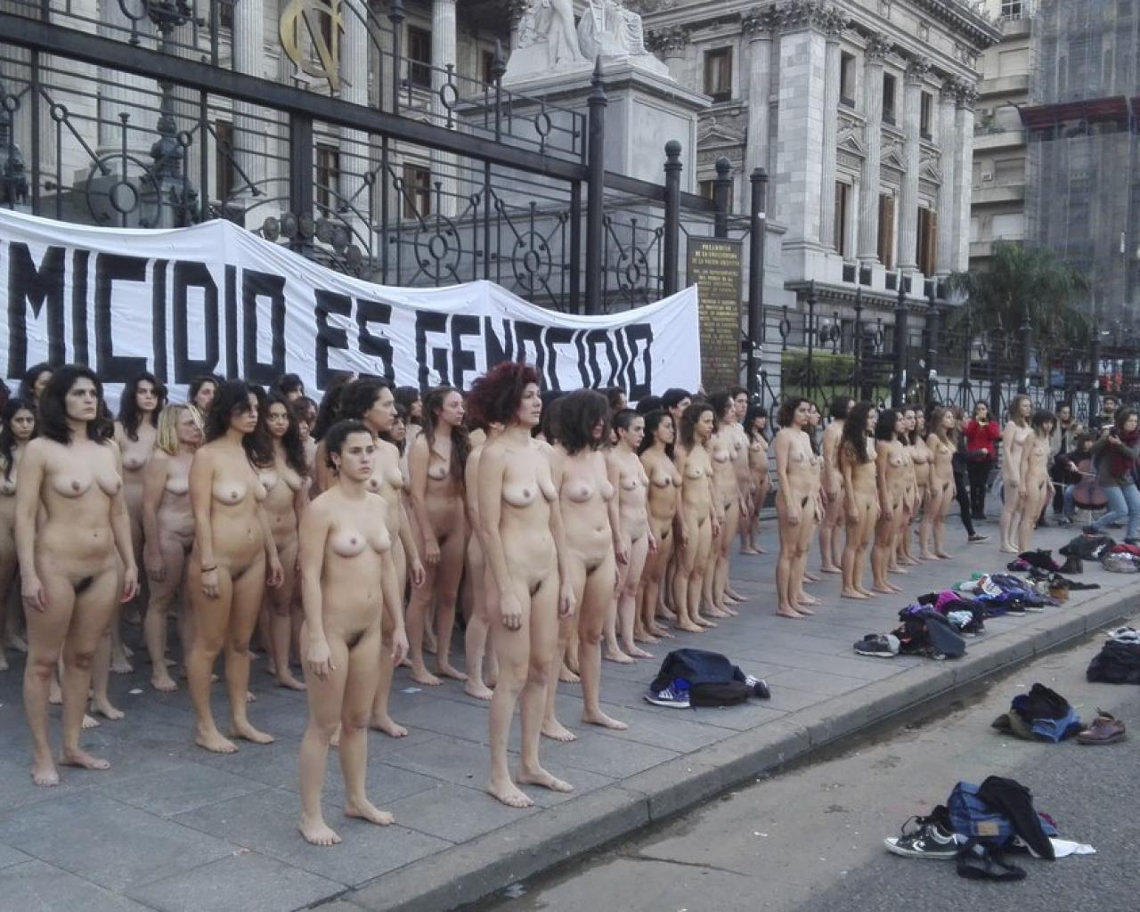 Mujeres-desnudas-manifestaron-femicidios-tribunales-plaza-mayo-congreso